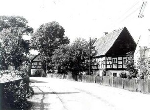 Straßenraum in Klix : Dorfsiedlungen - Straßendorf. Ort: Klukš / Klix. Dorfstraße in Klix, Richtung Sdier.
