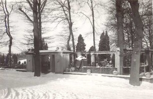 Ehrenfriedhof an der Meiersfelder Straße, heute Blomberger Straße, Eingang und Ehrenmal. Detmold