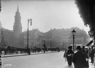 Dresden-Altstadt, Blick über den Altmarkt mit Passanten und Kutschen auf den Turm der Kreuzkirche und das Kaufhaus Renner
