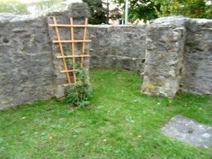 Nordwestlicher Zwingerturm (runder Dreiviertelturm-eckständig) mit Zwingermauer (Wehrgang abgetragen) von Südosten aus Zwinger