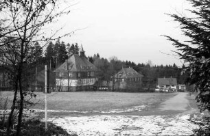 Dennach: Schulhaus am Wald
