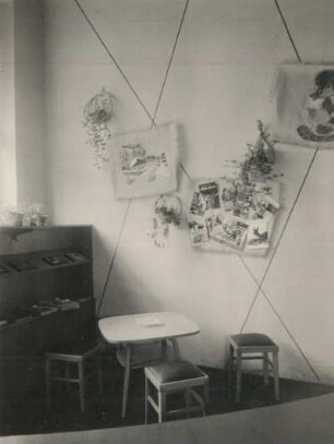 Leipzig, Kinderbücherei Leutzsch, Inneres, Ausstellungswand und Sitzecke
