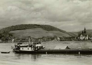 Ortsansicht : Bad Hönningen und Schloss Arenfels, Ansicht von Bad Breisig aus über den Rhein mit Frachtschiff