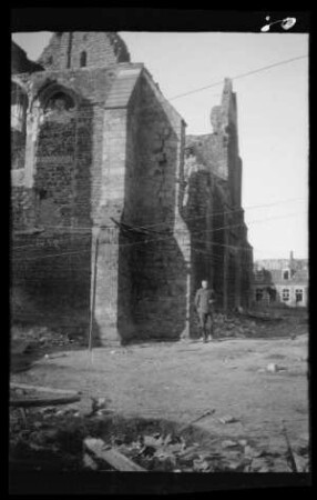Messines (=Mesen, Belgien): Fassade der Klosterkirche "im zerschossenen Kloster, davor Abteilungsadjutant Oberleutnant Noell"