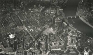 Dresden-Altstadt. Stadtzentrum zwischem Neuem Rathaus, Zwinger, Elbe und Pirnaischem Platz. Luftbild-Schrägaufnahme von Südosten