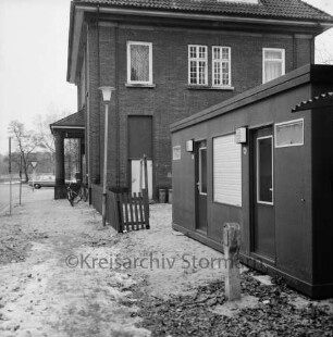 Hochbahn: Bahnhof Ahrensburg-Ost: Bahnhofsgebäude mit Eingang: davor Fahrräder: vorn rechts neues Toilettengebäude: hinten links Pkws: Winter