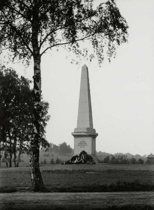 Sachsen-Obelisk : Königsbrück. Sachsen-Obelisk (Denkmal gewidmet "Der Königlich Sächsischen Armee / XII. und XIX. Armeekorps / und ihren Feldformationen 1914-1918")