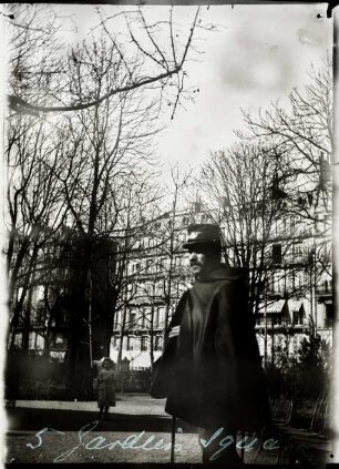 Paris. Ein Gardist im Jardin de l'Avenue du Bois (?)