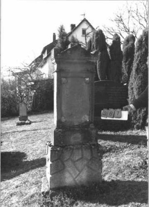 Grabstein 387 (Index: 99786178) Zustand: Inschrifttafel fehlt, Rückseite leicht verwittert Maße HxBxT: 172x57x23 cm Besonderheit: kulturhistorisch wertvoll / hist.-wiss Gründe (Gemeindestellung): Grabstein 387