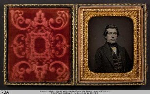Portrait eines sitzenden Mannes