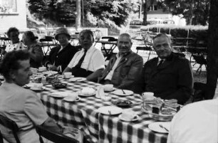 Freiburg, St. Ottilien: Waldbegehung des Stadtrates, an der Kaffeetafel, Schieler, Forstdirektor Ritter