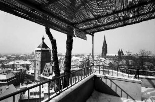 Freiburg: Blick vom Greifenegg-Schlössle auf Schwabentor und Münster, Vordergrund Strohdach der Terrasse