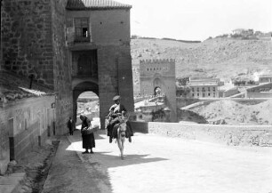 Toledo [Spanien]: Tajobrücke San Martin, mit Tor und Esel