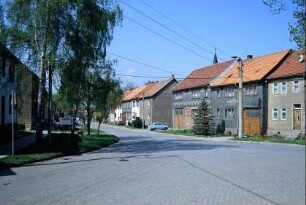 Hauptstraße mit dichter Zeile traufständiger Häuser, Straßengabelung