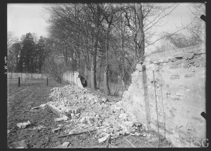 Potsdam, Park Sanssouci, Eingestürzte Mauer am Ökonomieweg.