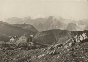 Morgenstimmung im Hochgebirge, Allgäuer Alpen. Blick vom Gipfelweg am Nebelhorn zum Edmund-Probst-Haus (1932m). Hintergrund Mitte: die Höfats, früh 5.30 Uhr im August