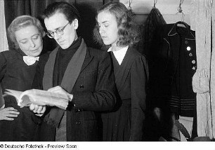 Porträtaufnahmen des Schauspielers und Regisseurs Thomas Engel : Aufnahme während einer Probe mit Käthe Haack (links) und Liselotte Reimann (rechts)