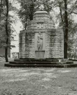 Denkmal für die Gefallenen des 1. Weltkrieges : Denkmal für die Gefallenen des 1. Weltkrieges. Sandstein (1928). Erkner, Neu Zittauer Straße