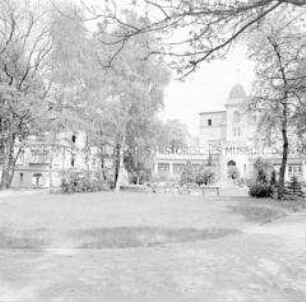 Frontansicht der Orthopädischen Klinik Birkenwerder mit angeschlossener Oberschule für Körperbehinderte