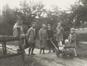 Malschendorf. Familie des Fotografen mit zwei Mädchen aus der Verwandtschaft und befreundetem Ehepaar aus Bremen auf einem Spaziergang