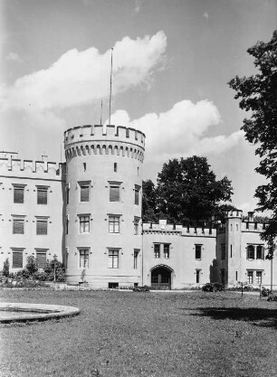 Schloss Sibyllenort : Sibyllenort (Szczodre, Polen). Schloss (1851/1867; C. H. W. Wolf). Rechter Flügel der Hauptfassade