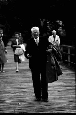 15. Tagung 1965 Physiker; Maikäferrede: Sir George P. Thomson, im Hintergrund Ehepaar Paul Dirac