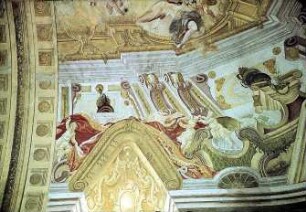 Randzone mit illusionistischer Architekturmalerei