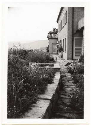 Garten Schindhelm, Kahla: Wohnhaus mit Wasserbecken und Trockenmauer