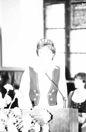 Freiburg: Kaufhaussaal; Badische Weinkönigin 1980; am Mikrophon; Portrait