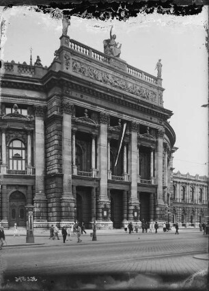 Wien. Burgtheater (1874-1888, Pläne von Gottfried Semper, Bau Karl Freiherr von Hasenauer). Schrägansicht der Hauptfassade mit dem dreitonigen Mittelrisalit