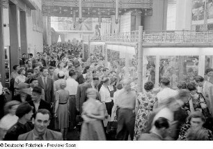 Besucher der Leipziger Herbstmesse 1954 in der indischen Sektion