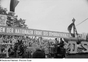 Geschmückter Pferdewagen der Deutschen Saatgut Handelsbetriebe