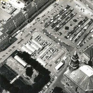 Dresden-Altstadt. Altmarkt. Westseite mit Wohn- und Geschäftshäusern. Südseite mit Grabungsfläche und Kreuzkirche. Luftbildschrägaufnahme von Nordwesten