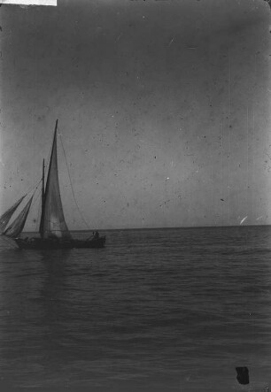 Segelboot : Ein Segelboot am schwarzen Meer