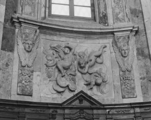 Putti mit Blumen, Früchten und Kornähren