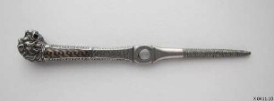 Bohrer / Gartenbesteck bestehend aus Gartenplötze, Scheide, Säge, großem Messer, kleinem Messer, Hippe, Okuliermesser, Feile, Pfriem, Bohrer, Falzbein und Meißel