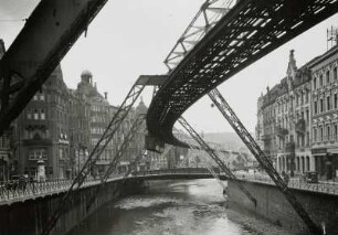 Wuppertal, Wupper : Wuppertal-Elberfeld. Trasse der Schwebebahn über der Wupper zwischen den Straßenzügen Islandufer (links) und Schloßbleiche