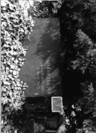Grabstein 39 (Index: 100081500) Zustand: zerbrochen Maße HxBxT: 140x130x18 cm: Grabstein 39