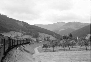 Himmelreich: Einfahrt ins Höllental; vom Zug aus