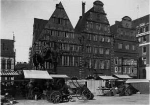 Bremen. Marktplatz. Im Hintergrund die alten Ratsstuben. Im Vordergrund das 1890 geschaffene Monument für Kaiser Wilhelm I. (verlorene Monument)