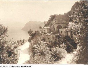 Uferstraße (1874 erbaut), die Capri und Anacapri verbindet . Ansicht mit Ruine und Treppenanlage im Fels