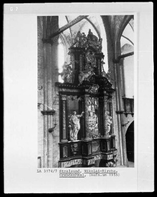 Schauwand eines Grabmals mit Aufsatz und architektonischer Gliederung