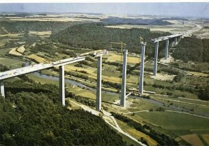 Kochertalbrücke, km 679,942 - 681,070 Gebaut 1976 - 1979. Blickrichtung Nürnberg