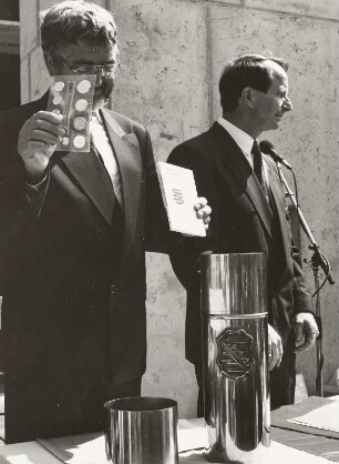 Richter, Friedrich  und Gärtner, Albrecht : Dr. Friedrich Richter und Albrecht Gärtner beim öffentlichen Füllen der Kassette