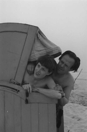 Renate und Roger Rössing gemeinsam in einem Strandkorb