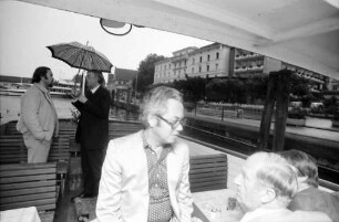 1979 Nobelpreisträgertagung Physik; Abendliche Bodenseefahrt: Gäste mit Regenschirmen