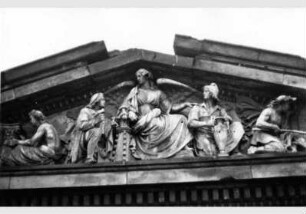 Blick auf die Figurengruppe von August Kiss am Neuen Museum