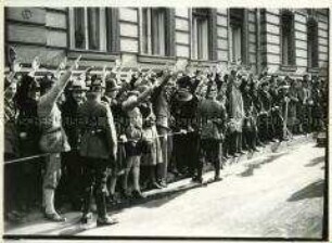 Nationalsozialisten begrüssen Hitler bei seiner Ankunft am Reichspräsidentenpalais