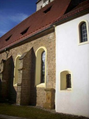 Langhaus von Südosten (im Kern 14 Jh mit überarbeitender Vergrößerung ab 1740) sowie Ansatz des Verbindungsbaus (19 Jh) zur alten Sakristei (Spätromanisch)
