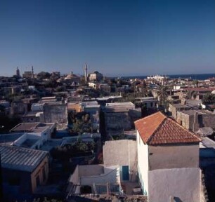 Rhodos (Stadt). Altstadt, Blick von Süden auf Uhrturm, Großmeisterpalast und Moscheen
